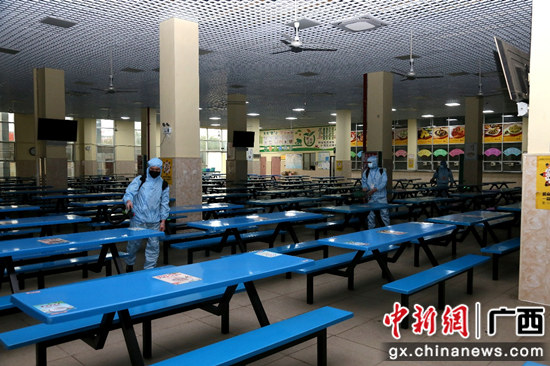 图为：消杀公司工作人员正在对学校食堂进行消杀 潘志安 摄