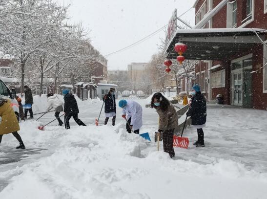 十一师医院清扫积雪，为患者安全就医提供保障