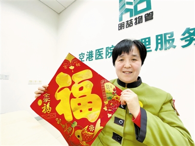 天津医科大学总医院空港医院发热门诊保洁员张春艳，在春节期间坚守岗位。