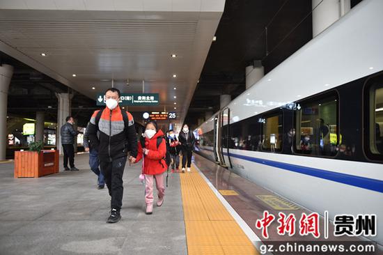 贵阳车站积极应对春运出行“高峰”。