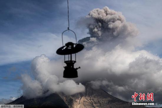 当地时间2月25日，印尼北苏门答腊岛锡纳朋火山喷发，滚滚浓烟直冲天际。