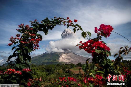 当地时间2月25日，印尼北苏门答腊岛锡纳朋火山喷发，滚滚浓烟直冲天际。