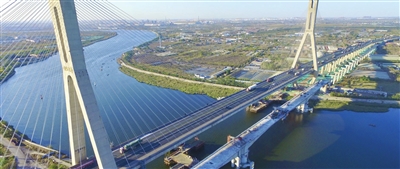 唐津高速扩建项目海河特大桥首个中跨合龙。该工程计划明年完工通车，届时可实现大型货运车辆与小型客车的分离行驶。本报记者 张磊 摄