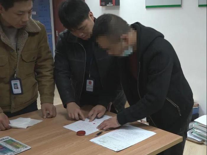 陈某在林业行政处罚决定书上签字。叶晓东 摄