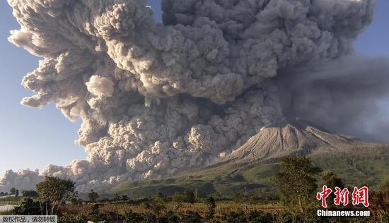 当地时间3月2日，印尼锡纳朋火山喷发，巨大的浓烟腾起仿佛“蘑菇云”。