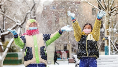 雪趣 自2月28日夜间开始，天津市迎来降雪天气。昨日，津城银装素裹，迷人的雪景和清新的空气给群众带来了惊喜。 记者 吴迪 摄