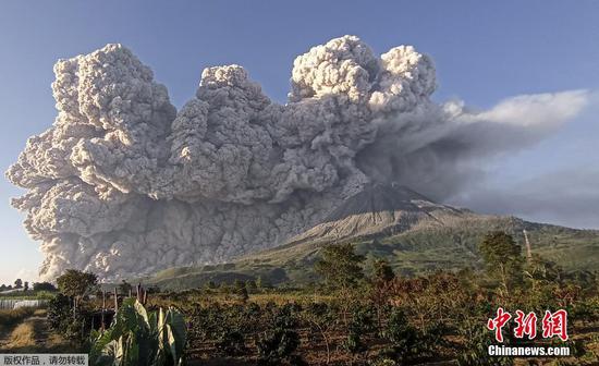 当地时间3月2日，印尼锡纳朋火山喷发，巨大的浓烟腾起仿佛“蘑菇云”。