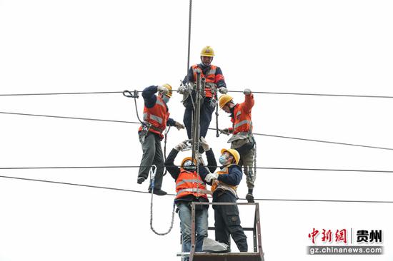 3月3日，检修工在贵阳南货场检修接触网。 瞿宏伦 摄