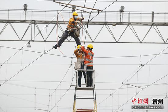 3月3日，检修工在贵阳南货场检修接触网。 瞿宏伦 摄