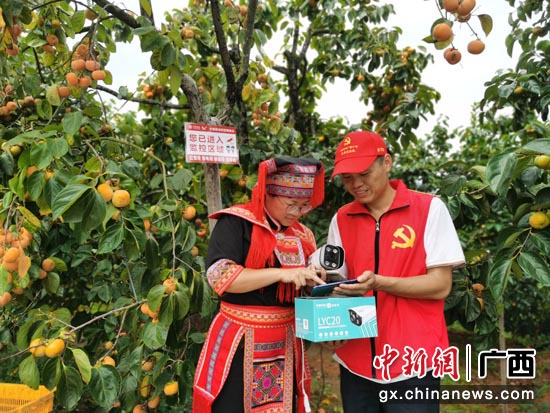 中国移动广西公司为瑶乡村民安装“平安乡村”摄像头，实现了运用5G网络看家护院。徐先丽 摄