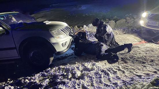 新疆哈密：零下30摄车辆陷入雪坑受困 边境派出所民警紧急救援
