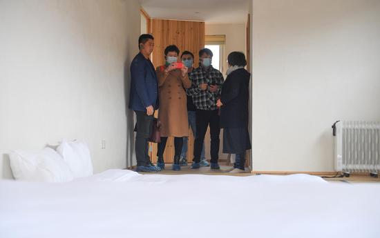 参观者在青山村一家民宿内参观、拍照。王刚 摄