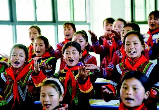 2月24日，吉觉吉竹的妹妹在学校的合唱团中唱歌。新华社记者田建川摄