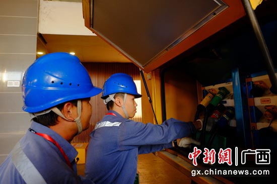 3月2日，南方电网广西柳州供电局保障人员为媒体单位测试接入应急发电设备，为两会实况转播做好准备。邹振远 摄