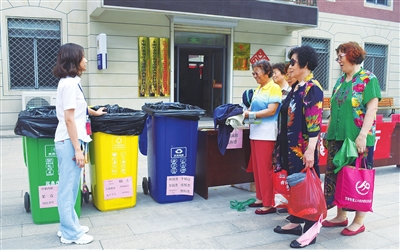 詹滨西里社区工作人员向居民普及垃圾分类相关知识