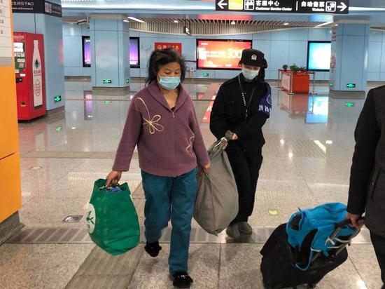 杭州市公安局地铁分局民警帮助旅客。 杭州市公安局地铁分局供图