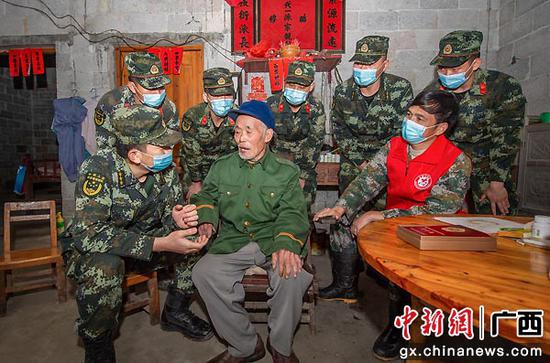 3月4日，武警贵港支队官兵看望慰问抗战老人。任旺 摄
