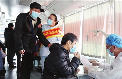 3月4日,天津市眼科医院光明大巴来到西青区中北镇社区卫生服务中心,开展学雷锋志愿服务义诊咨询活动。 本报记者 王倩 摄 3月4日,天津市眼科医院光明大巴来到西青区中北镇社区卫生服务中心,开展学雷锋志愿服务义诊咨询活动。 记者 王倩 摄