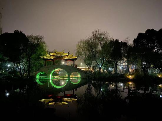 夜幕下，绍兴“水上园林”一影。  项菁 摄