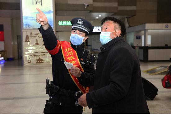 杭州铁路公安处民警帮助旅客。 韦士钊供图