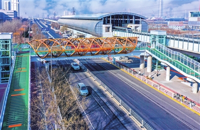 图为大学城地铁站人行天桥。 资料图片