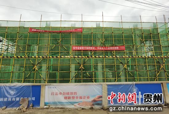 岑巩县思旸镇老城区正在建设中的农贸市场  陈昆摄