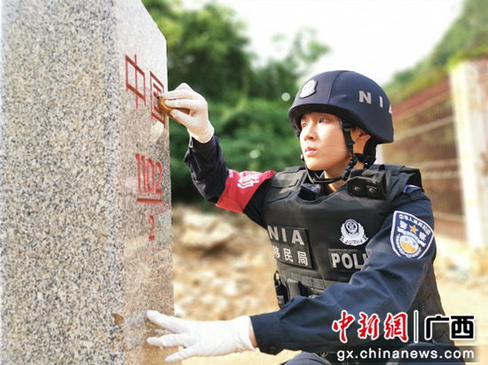 女警在擦拭边境界碑 崇左警方供图