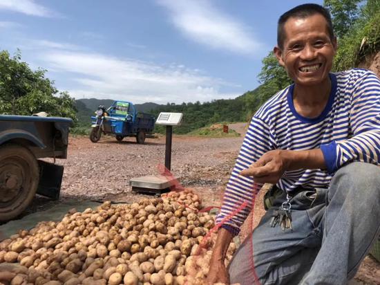 村民开心的销售着小土豆。受访者供图