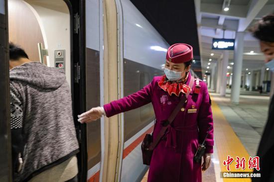 图为3月7日晚，列车长杨露在检查列车设备。 瞿宏伦 摄