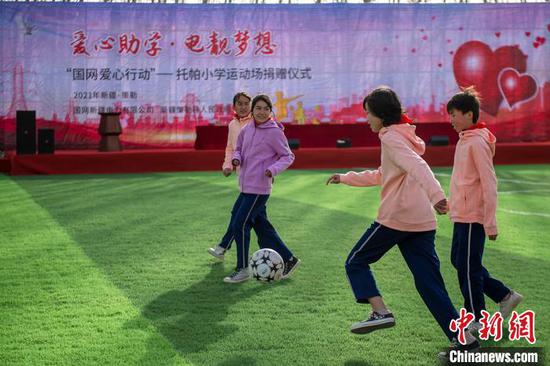 　　托帕小学的两支女生足球队在新足球场上比赛。　周广科 摄
