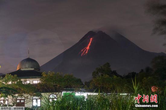 当地时间3月7日，印度尼西亚默拉皮火山喷发，滚滚岩浆顺着山体流淌。