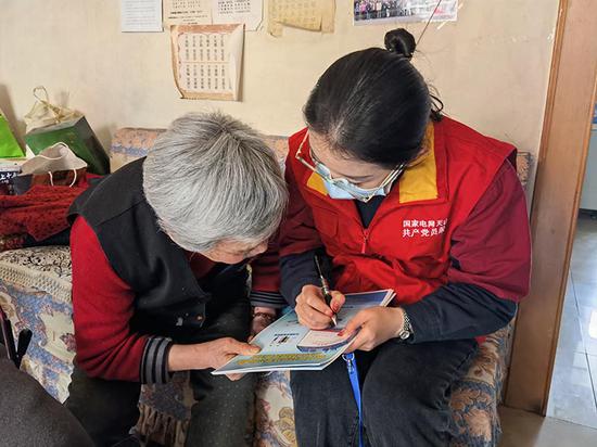 3月4日至5日，国网新疆电科院青年志愿者开展多样学雷锋活动。邹梦 摄