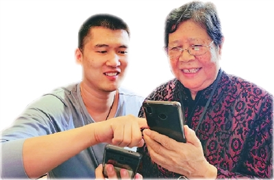 天津老年俱乐部青年志愿者为老年人公益讲解智能手机和带有视频通讯功能App的使用方法 本报记者 潘立峰 摄