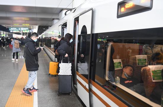 杭州东站旅客有序登上高铁。王刚 摄