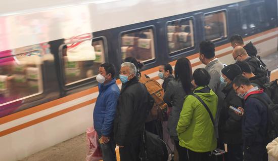 一列高铁驶入杭州东站。王刚 摄
