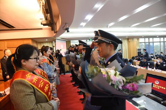 杭州市公安局表彰“优秀警嫂”。  杭州市公安局 供图