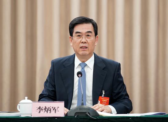 3月5日，全国人大代表、省委副书记、省长李炳军在审议政府工作报告时发表讲话。杜朋城 摄