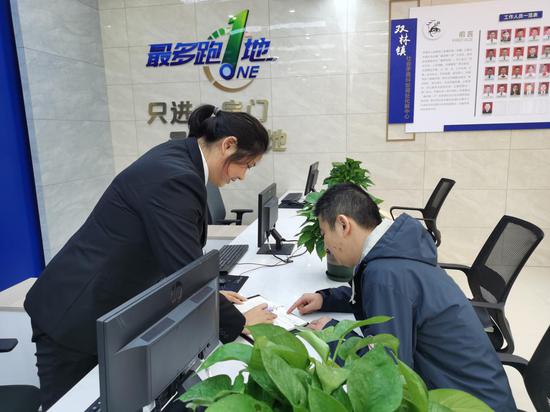 民众在矛调中心办事。高曙瑛 摄