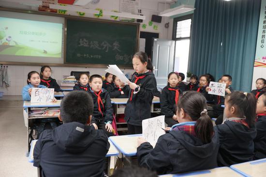 江滨小学各个班级开展“垃圾分类我先行”为主题的少先队活动。 俞俊 摄