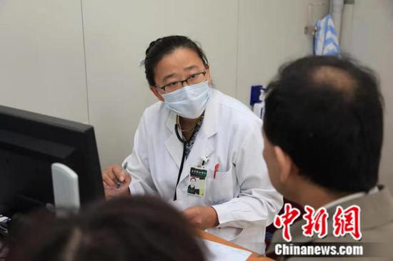 北京协和医院肾内科主任李雪梅正在出诊。供图