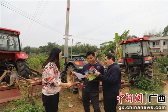 农机技术人员在田间为张黄镇种植大户李昌宇提供咨询服务 广西农机中心供图