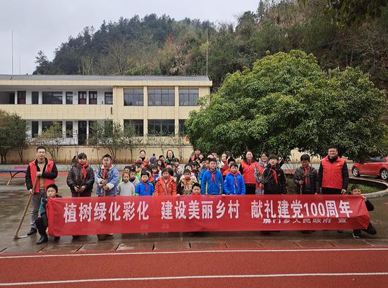 “植树绿化彩化 建设美丽乡村”主题活动。屏门乡供图