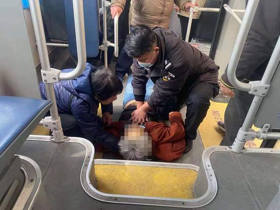 归宏亮为老人做心肺复苏  赵学良 摄