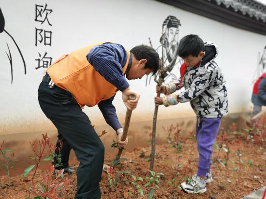 “植树绿化彩化 建设美丽乡村”主题活动。屏门乡供图