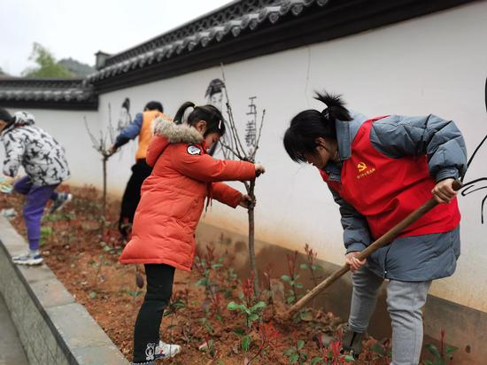 “植树绿化彩化 建设美丽乡村”主题活动。屏门乡供图