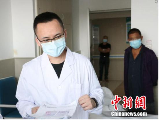 北京协和医院肾内科主治医师陈罡正在出诊。供图