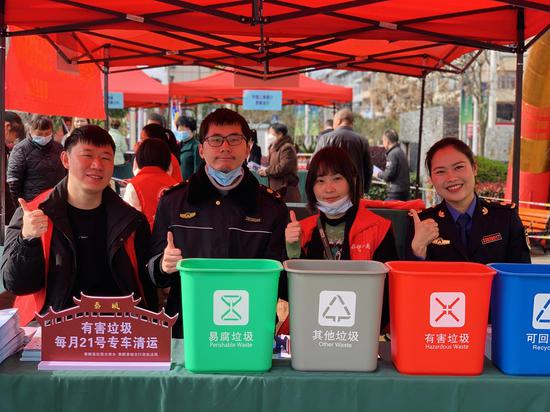 泰顺县垃圾分类办推出“百姓宣讲师”“市民监督员”“环保智囊星”等岗位助力垃圾分类。缪珍 摄