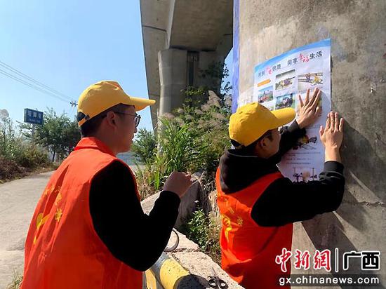 永福线路车间组织团员青年到广福乡张贴爱路护路宣传单。陈义林  摄