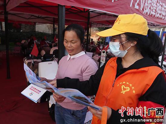 志愿者来到江西村口，给沿线居民讲解铁路安全知识。安冬  摄