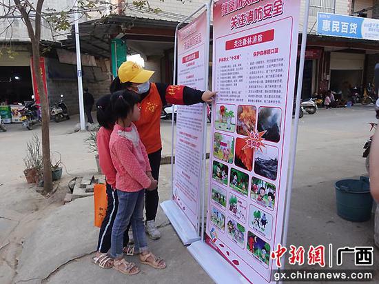 志愿者为江西镇那廊村学生讲解爱路护路知识。安冬  摄